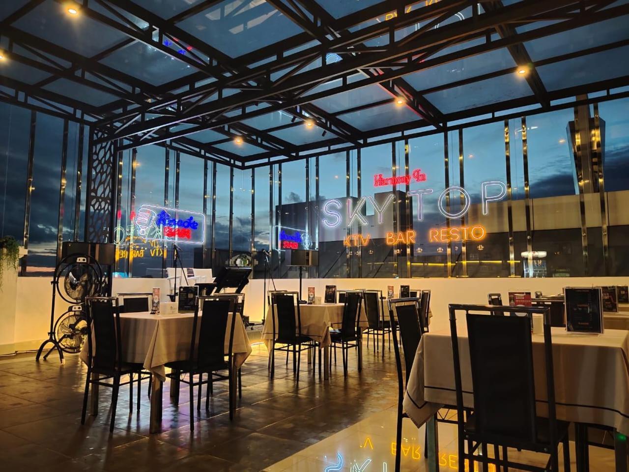 Hotel Harmony In & Karaoke Pontianak Exterior photo
