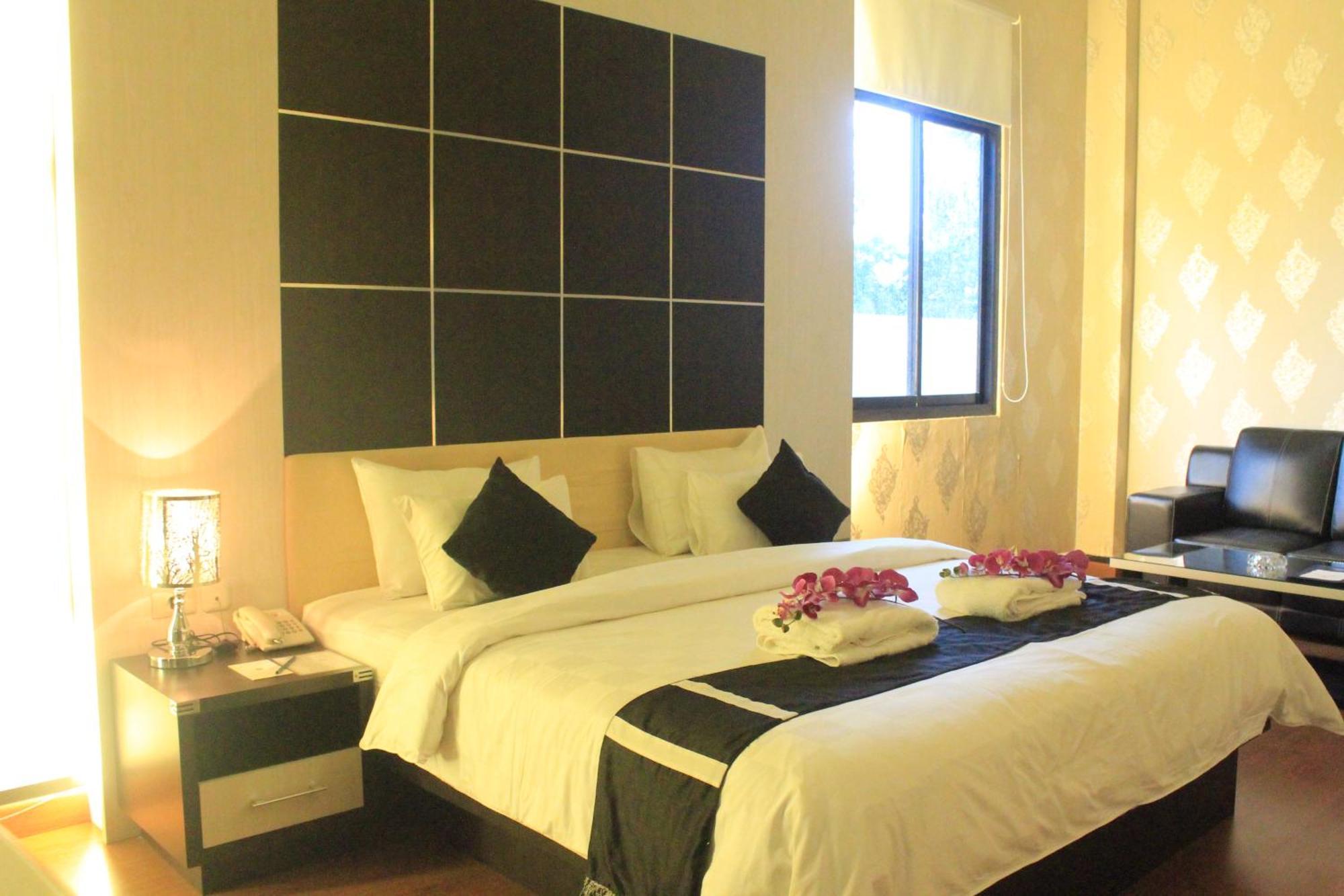 Hotel Harmony In & Karaoke Pontianak Exterior photo