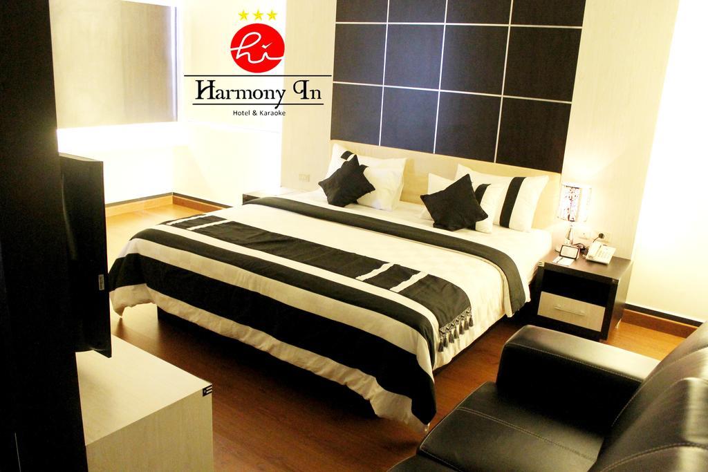 Hotel Harmony In & Karaoke Pontianak Exterior photo