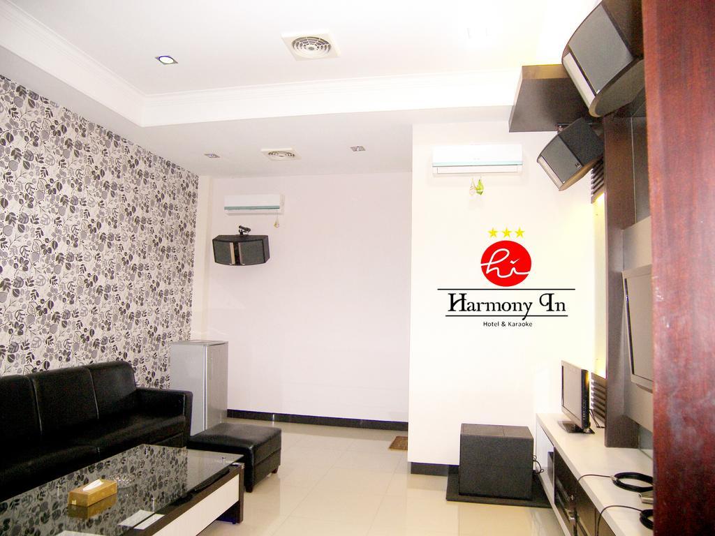 Hotel Harmony In & Karaoke Pontianak Exterior photo