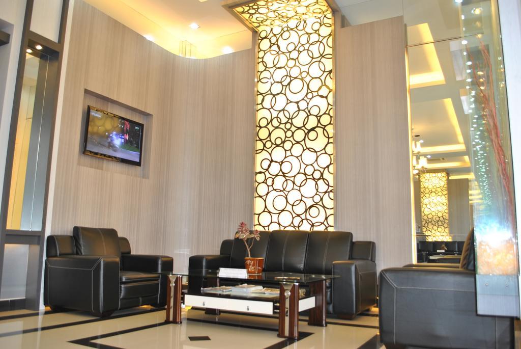 Hotel Harmony In & Karaoke Pontianak Exterior photo