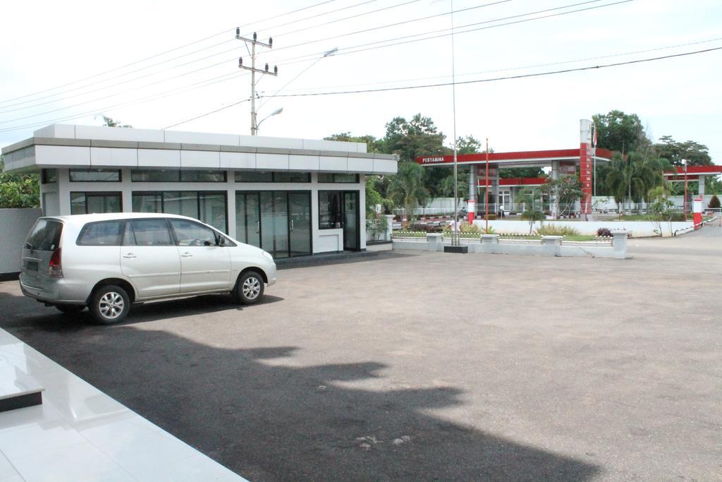 Hotel Harmony In & Karaoke Pontianak Exterior photo