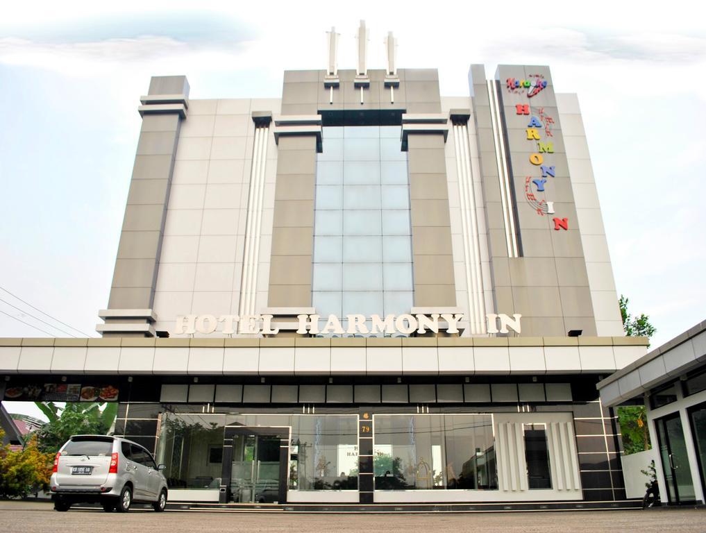 Hotel Harmony In & Karaoke Pontianak Exterior photo