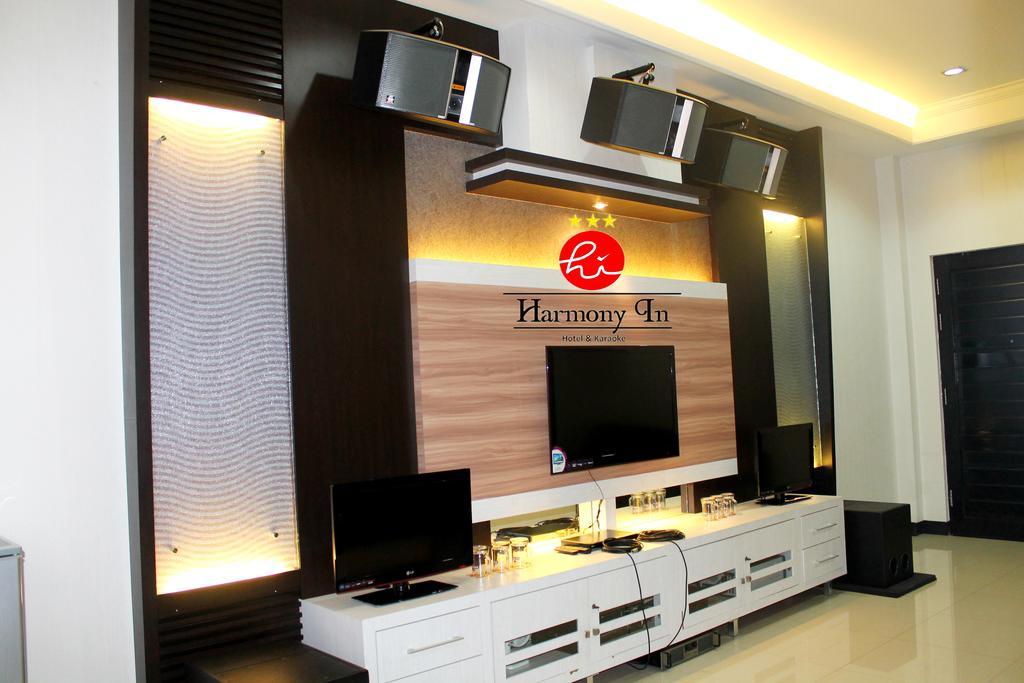 Hotel Harmony In & Karaoke Pontianak Exterior photo